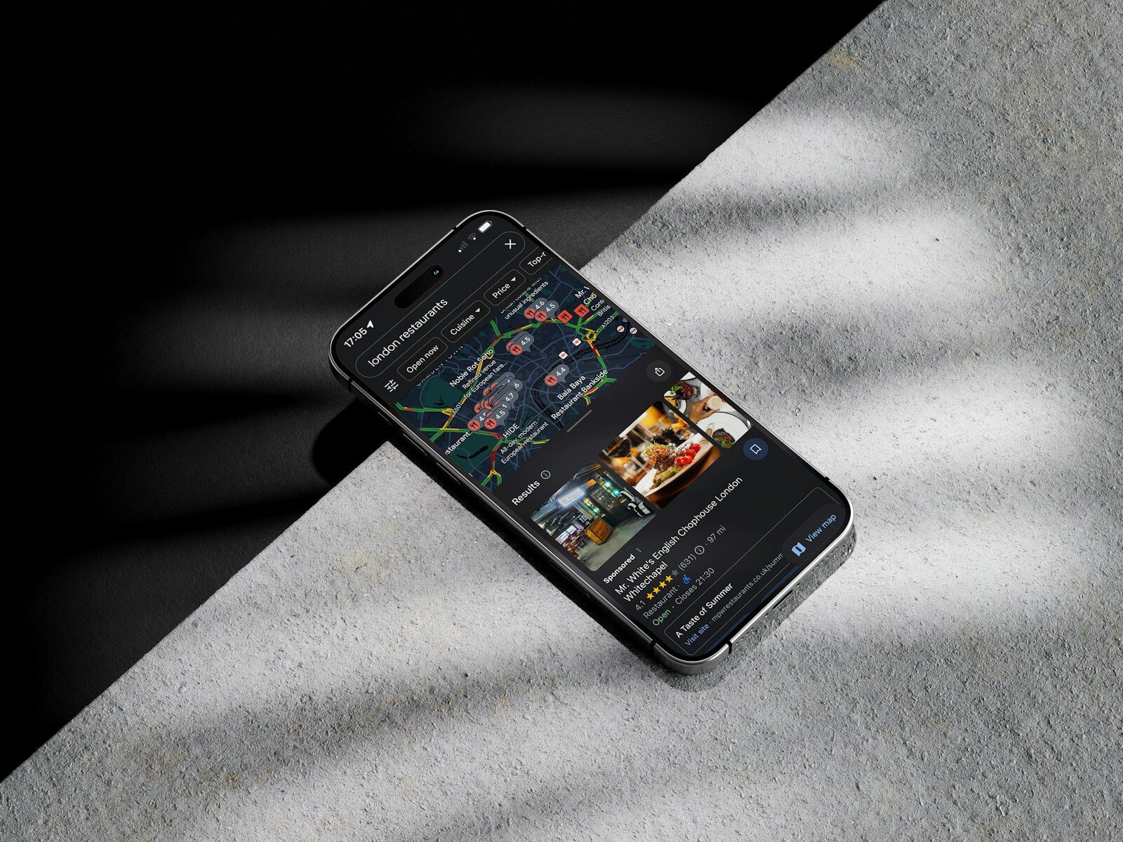 Telefoon met Google Maps en lokale bedrijfsresultaten met reviews